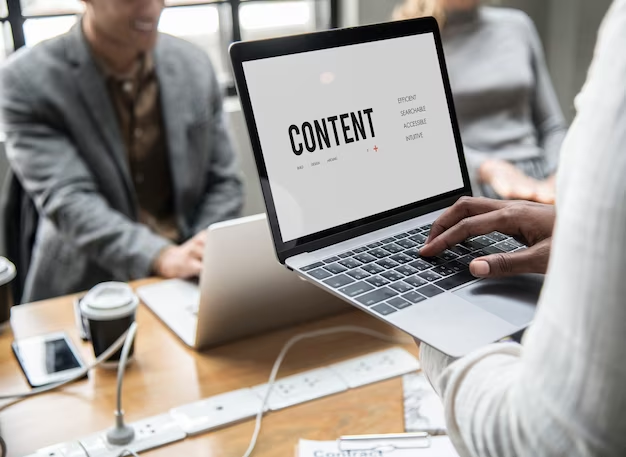 Man holding laptop with content inscription